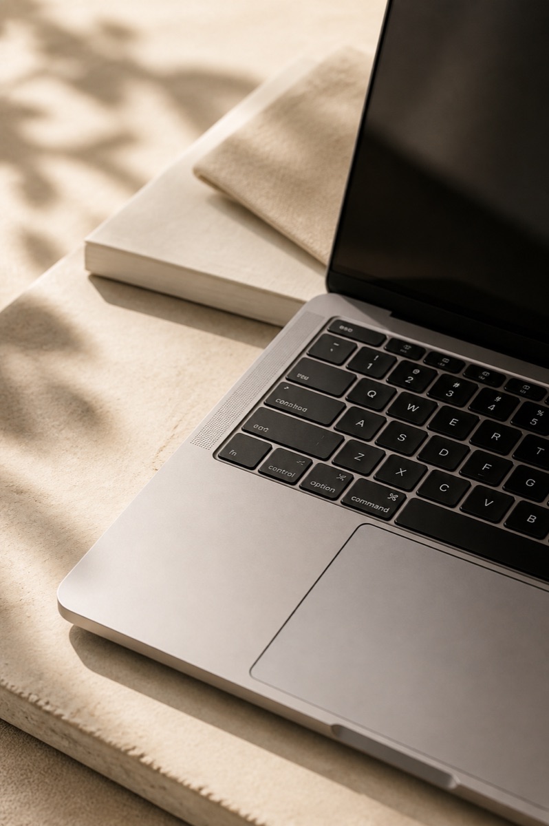 MacBook részlet modern munkakörnyezetben frontend fejlesztéshez